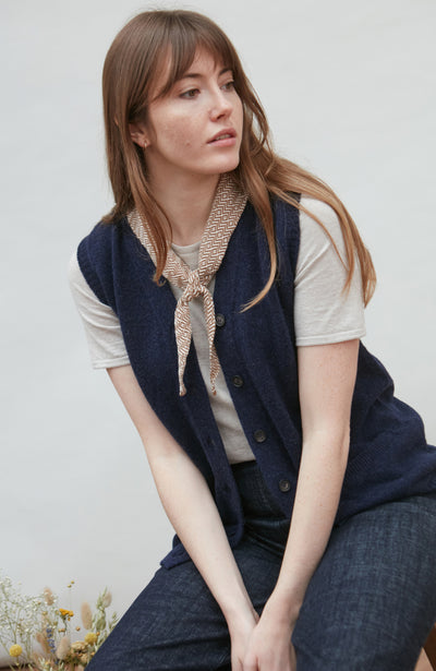 Woman wearing a patterned cotton neck tie