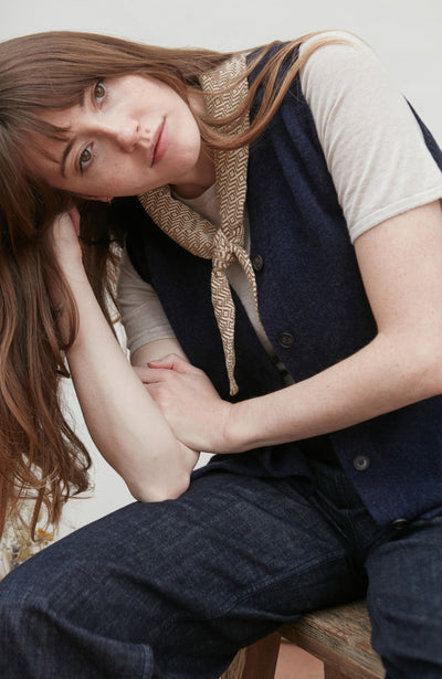 Woman wearing a patterned cotton neck tie