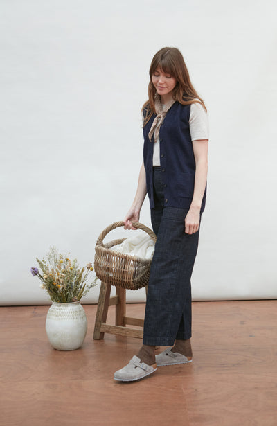 Woman wearing a patterned cotton neck tie
