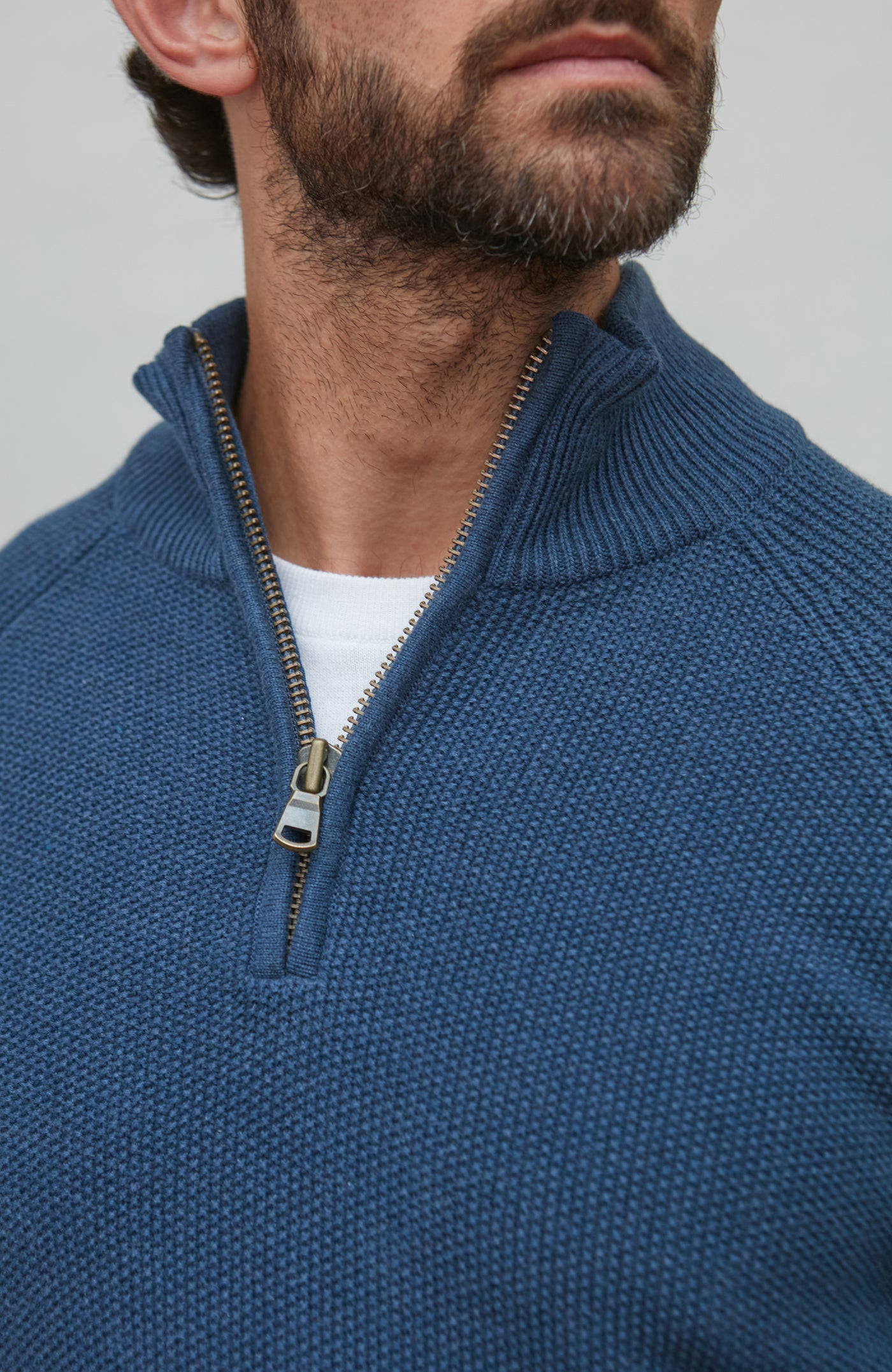 Mittelschwerer Herrenpullover aus 100 % Baumwolle mit Reißverschluss am Kragen