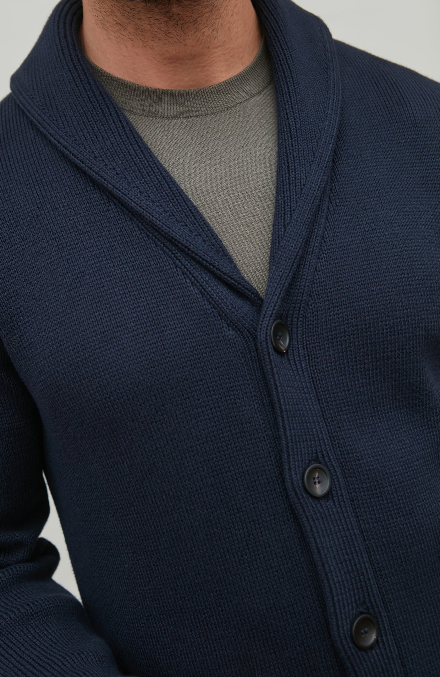 Mittelschwerer Herren-Cardigan aus 100 % Baumwolle mit Schalkragen